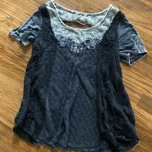 Gimmicks appliqué top keyhole back